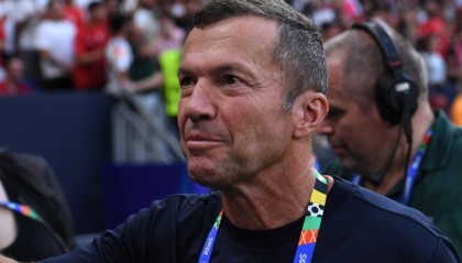 世界杯直播软件官网-图片报：64岁马特乌斯滑雪受伤要接受手术，27岁女友驱车送医院