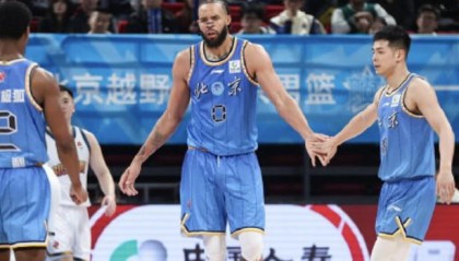 世界杯直播软件官网-北京新援麦基组超级球队：保罗+布克+汤普森+詹姆斯+库里中锋